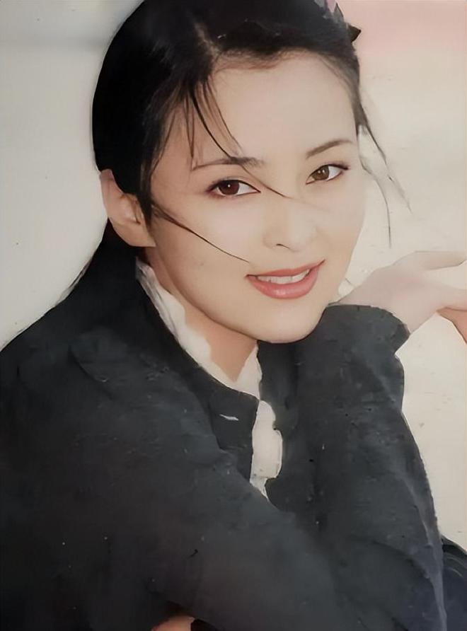 当红时下嫁黄志忠，被抛弃后再嫁小9岁同行，何音如今过得怎样