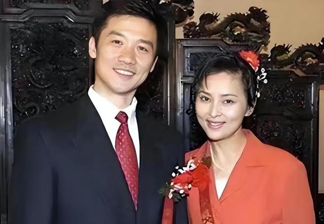 当红时下嫁黄志忠，被抛弃后再嫁小9岁同行，何音如今过得怎样