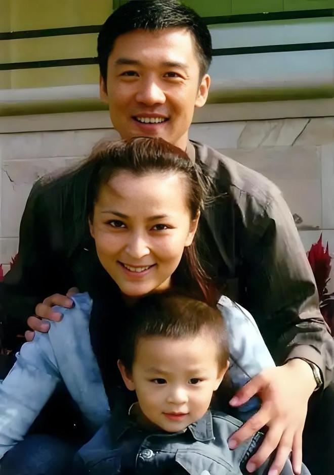 当红时下嫁黄志忠，被抛弃后再嫁小9岁同行，何音如今过得怎样