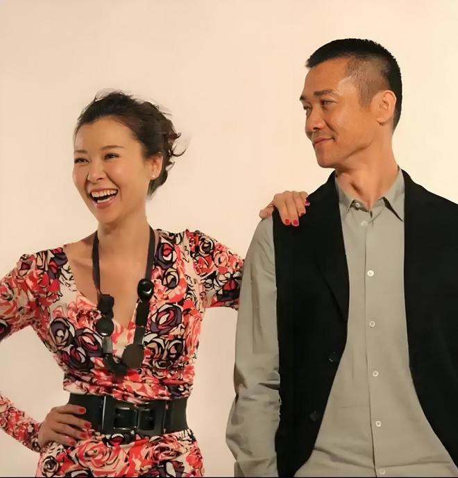 当红时下嫁黄志忠，被抛弃后再嫁小9岁同行，何音如今过得怎样
