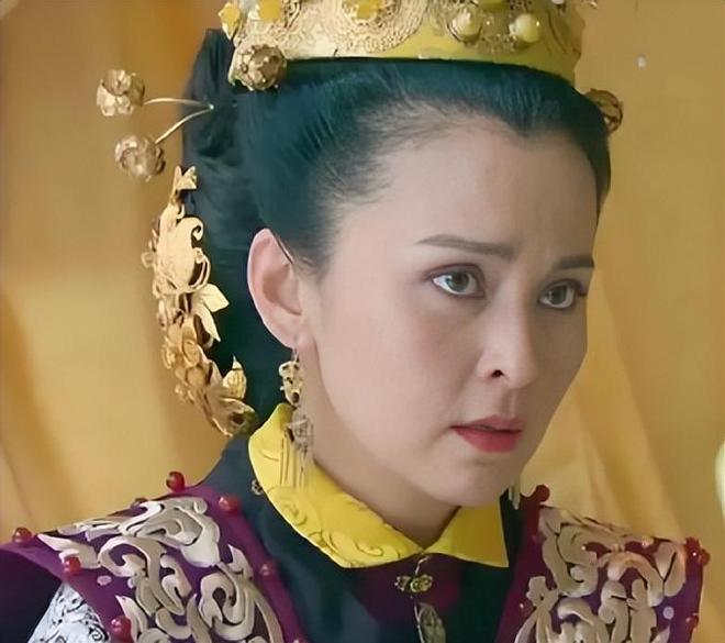 当红时下嫁黄志忠，被抛弃后再嫁小9岁同行，何音如今过得怎样