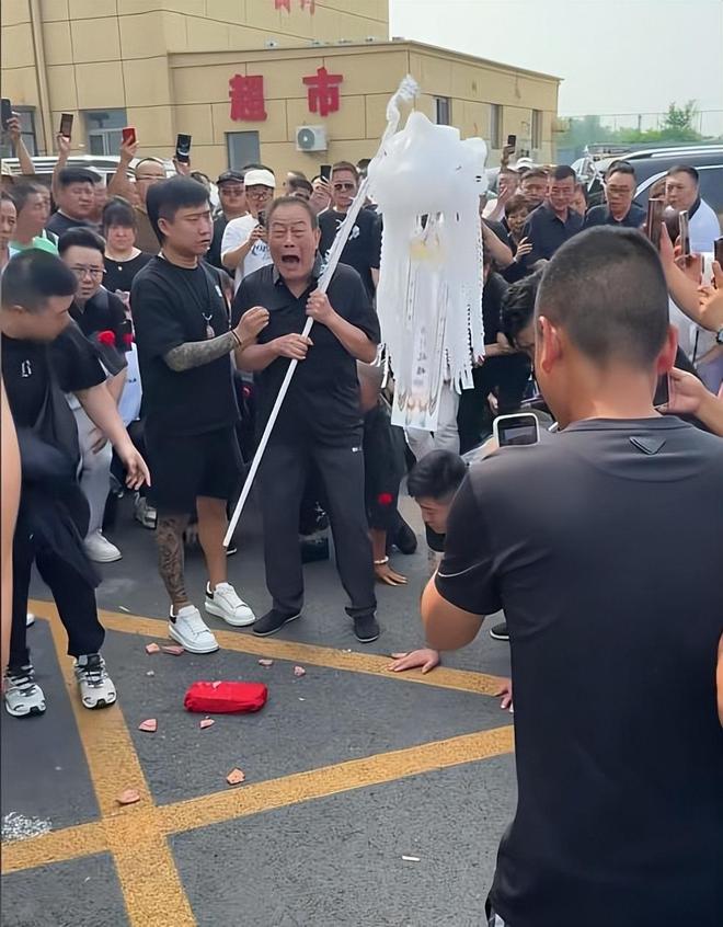 杨少华助理：杨老剪彩没收钱，中午没吃淀粉肠，真正死因是肺衰竭