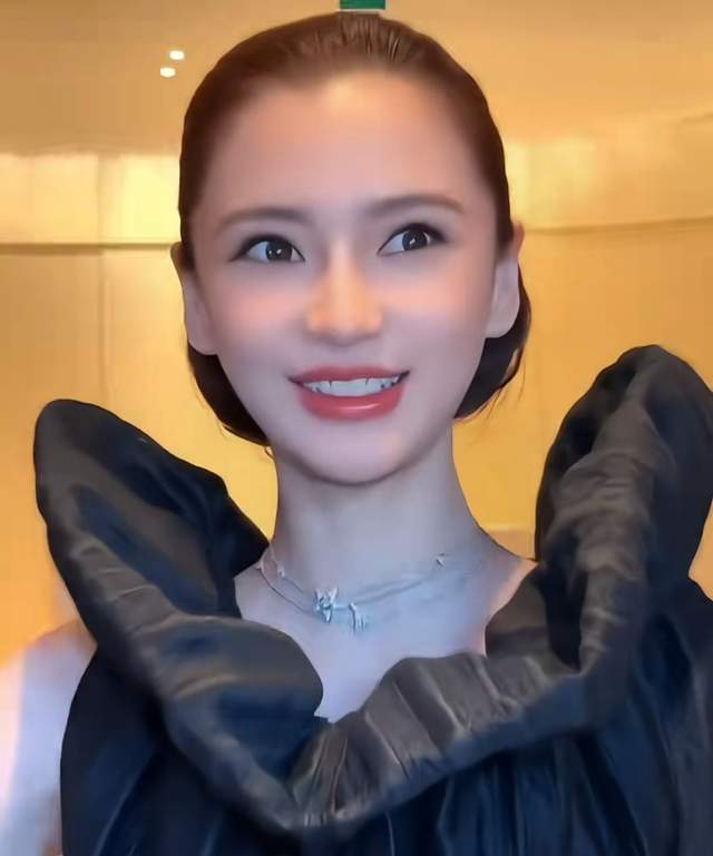 巴黎秀场两大神颜女星怼脸拍！热巴睫毛飞了，baby鼻梁位置好奇怪