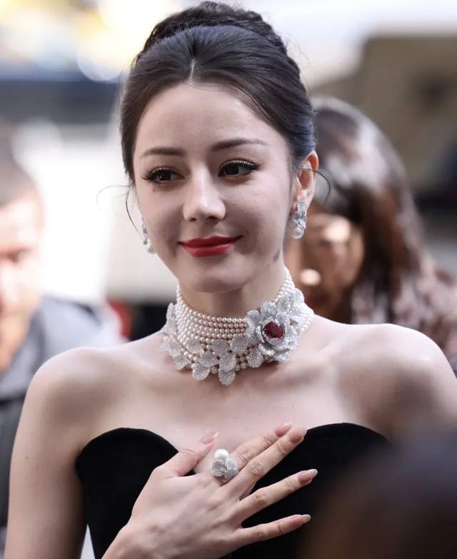 巴黎秀场两大神颜女星怼脸拍！热巴睫毛飞了，baby鼻梁位置好奇怪