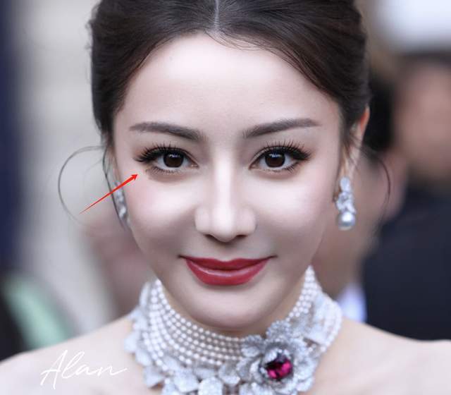 巴黎秀场两大神颜女星怼脸拍！热巴睫毛飞了，baby鼻梁位置好奇怪