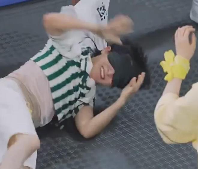 《奔跑吧》评论区沦陷！撕名牌又惹争议，周深被拖拽11秒耳朵发紫