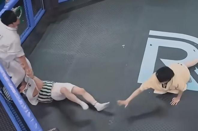 《奔跑吧》评论区沦陷！撕名牌又惹争议，周深被拖拽11秒耳朵发紫