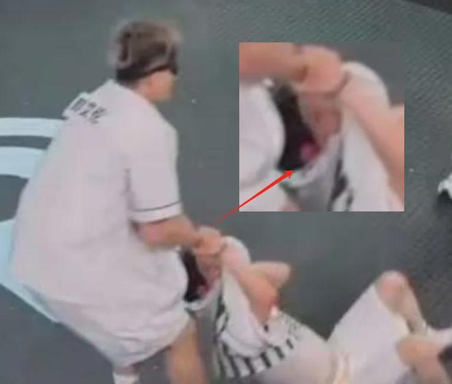 《奔跑吧》评论区沦陷！撕名牌又惹争议，周深被拖拽11秒耳朵发紫