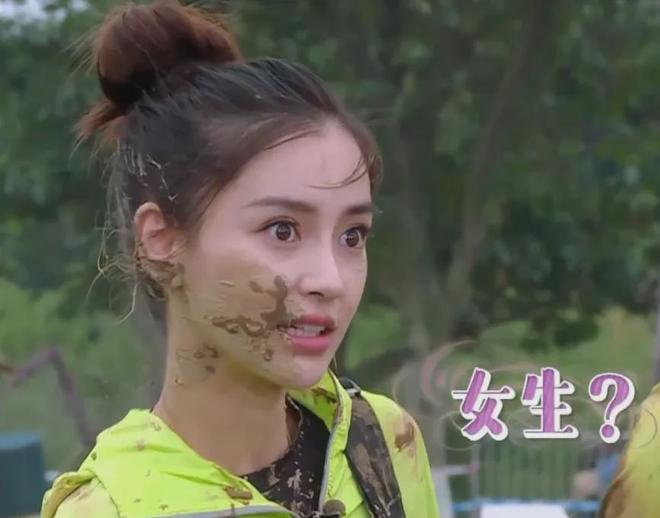 《奔跑吧》评论区沦陷！撕名牌又惹争议，周深被拖拽11秒耳朵发紫