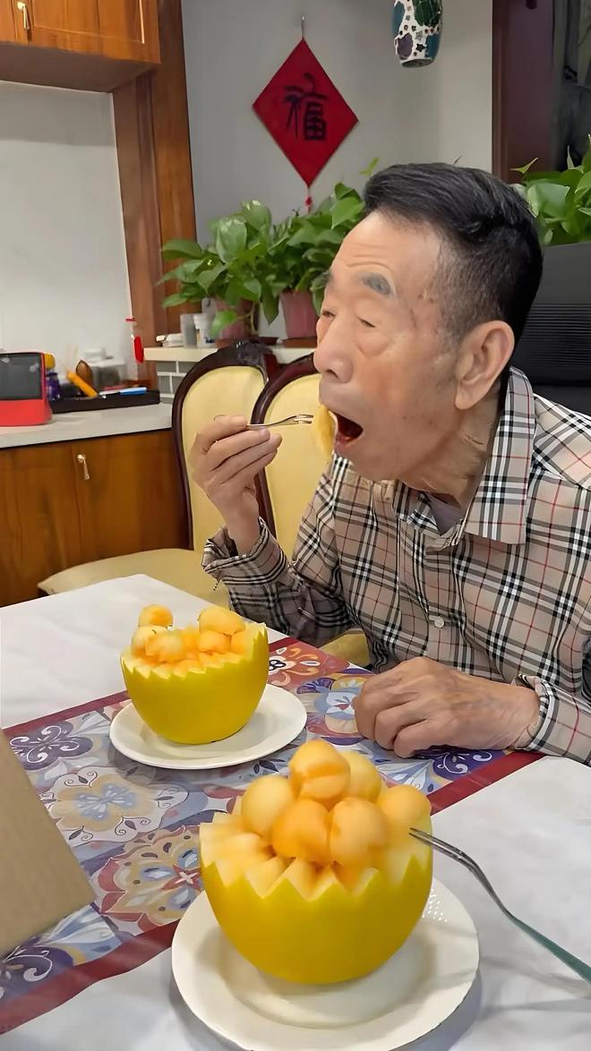 杨少华带货价格曝光！一条3万一天拍十几条，自曝被儿子当驴使唤
