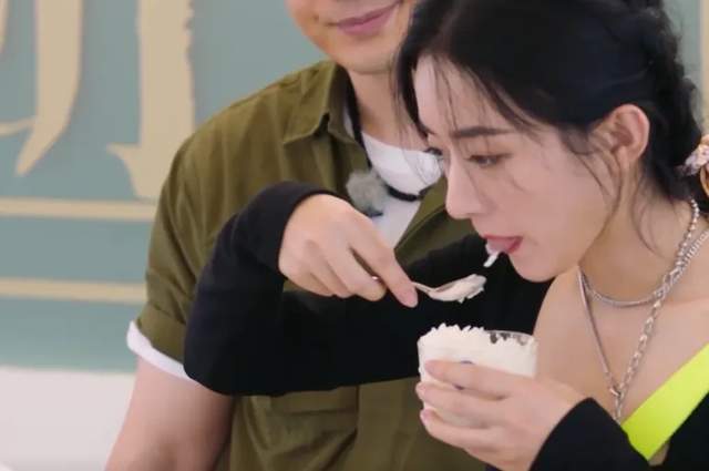 赵丽颖最新露面状态不佳，眼神疲惫脸颊凹陷，磨皮磨到卧蚕都没了