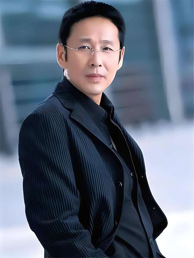 陈道明头发白了上热搜？谁想到他70岁了，不医美不美颜优雅老去