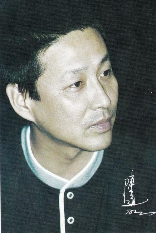 陈道明头发白了上热搜？谁想到他70岁了，不医美不美颜优雅老去