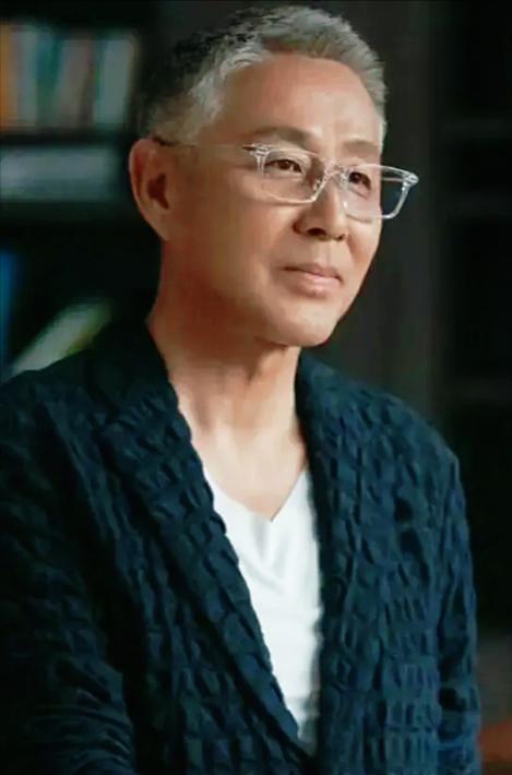 陈道明头发白了上热搜？谁想到他70岁了，不医美不美颜优雅老去
