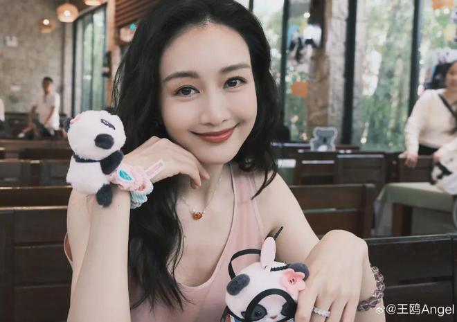 王鸥女儿首次曝光！还被偶遇看何九华话剧，去父留子之说立不住了