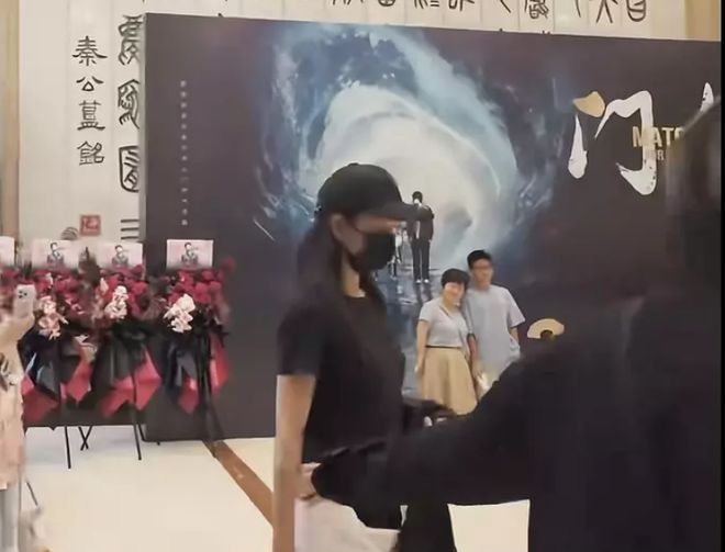 王鸥女儿首次曝光！还被偶遇看何九华话剧，去父留子之说立不住了