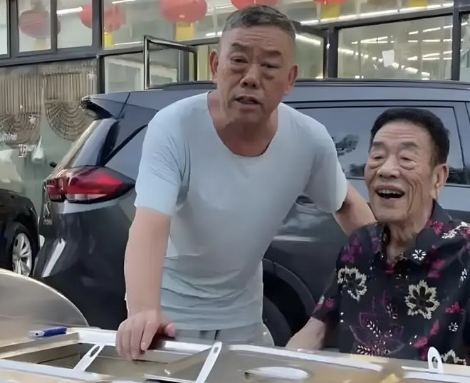 风评好转！杨议直播回应父亲去世获赞：把杨少华照顾到94岁不容易