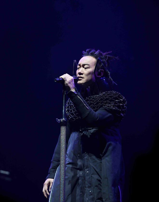 陈奕迅疑因激光笔照射摔倒，近期身体频亮红灯，为养家咬牙坚持