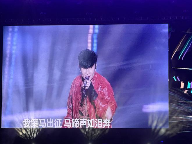 林俊杰心脏出问题仍开唱？腕上手环被爆是监测器，痛到弯腰捂腹