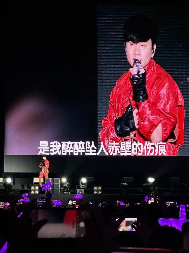 林俊杰心脏出问题仍开唱？腕上手环被爆是监测器，痛到弯腰捂腹