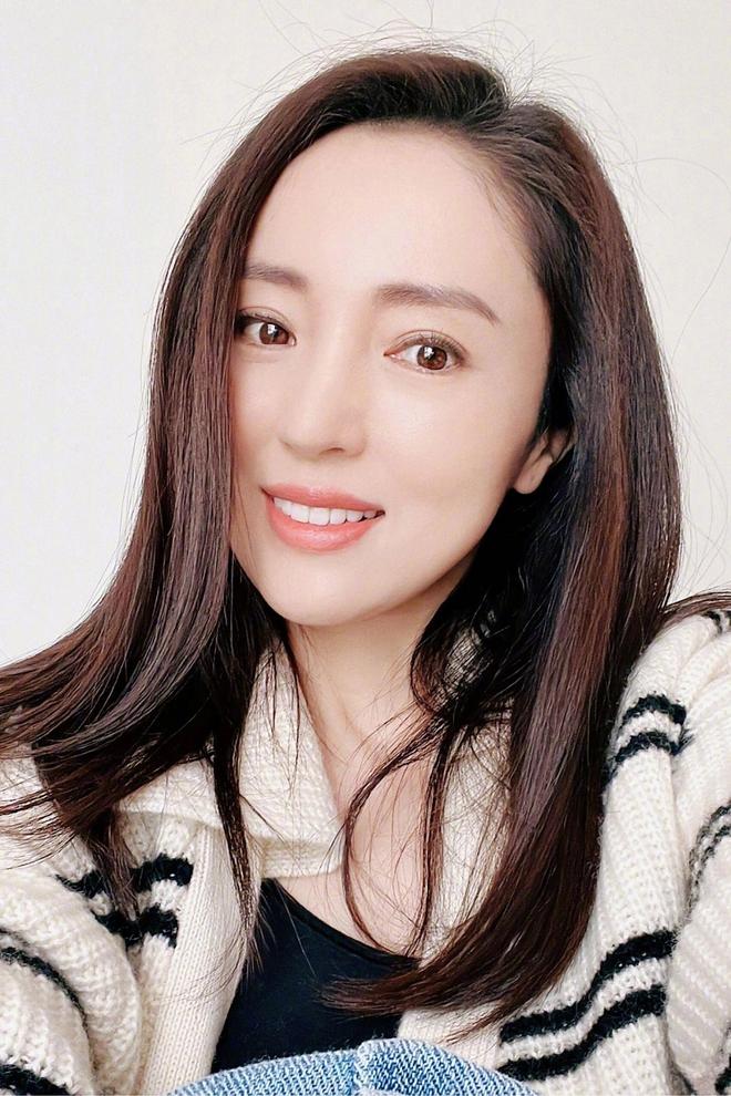 深扒董璇张维伊领证细节，去男方老家小鸟依人，姐弟恋被宠成公主