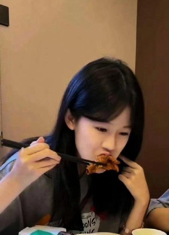 陆毅鲍蕾好会养娃，贝儿和妹妹遗传爸妈的美貌和大长腿，何时出道
