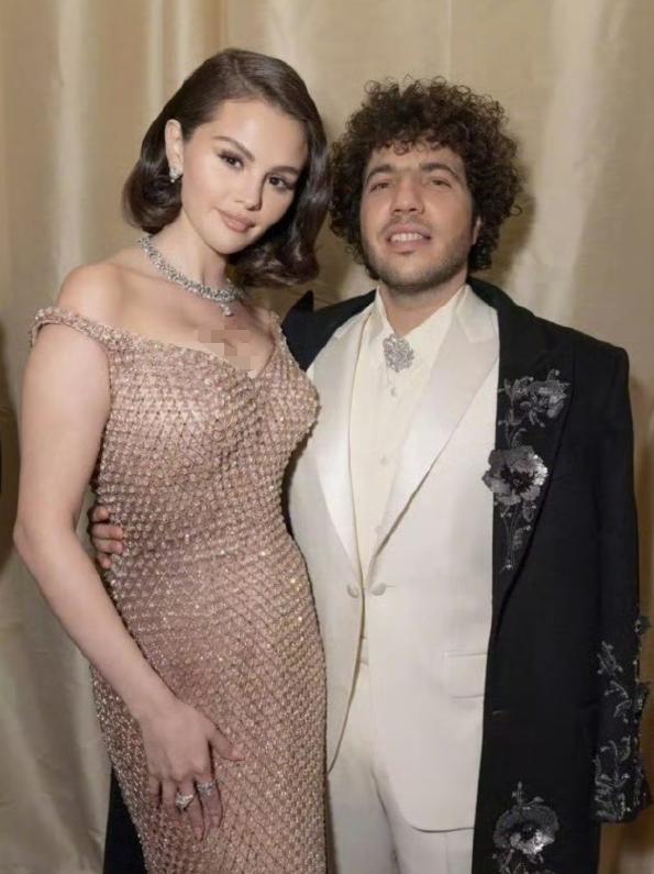 比伯前女友赛琳娜官宣婚礼时间，霉霉要当花童了？北美意难平翻篇