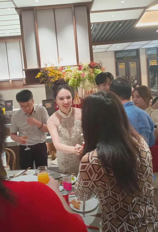 董璇再婚现场照曝光！关悦佟丽娅出席场面朴实，男方黑历史被扒