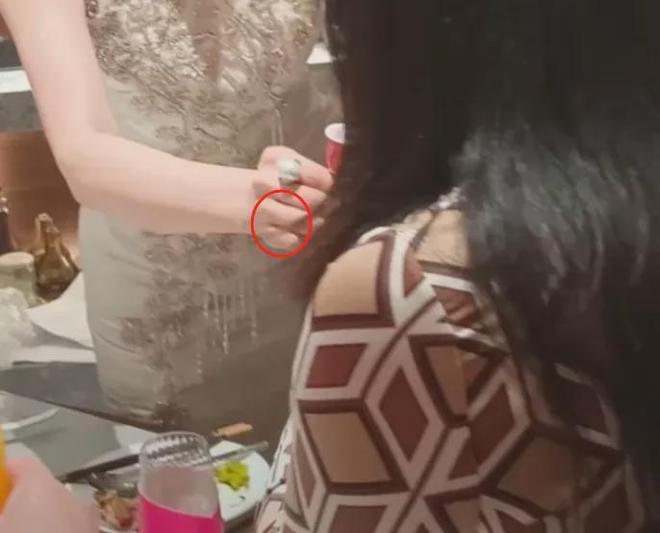 董璇再婚现场照曝光！关悦佟丽娅出席场面朴实，男方黑历史被扒
