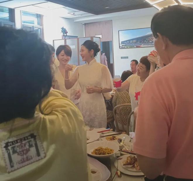 董璇再婚现场照曝光！关悦佟丽娅出席场面朴实，男方黑历史被扒