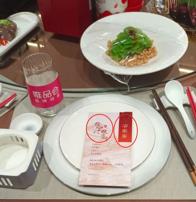 董璇再婚现场照曝光！关悦佟丽娅出席场面朴实，男方黑历史被扒