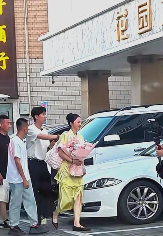 董璇再婚现场照曝光！关悦佟丽娅出席场面朴实，男方黑历史被扒
