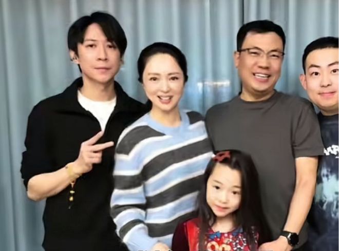 董璇张维伊恋爱史遭扒！从多年朋友转为爱人，男方6月晒了全家福