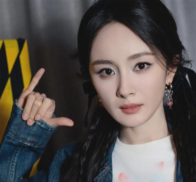 杨幂到底怎么了？非要在大众雷点蹦迪，吃十几块的饭上热搜又翻车