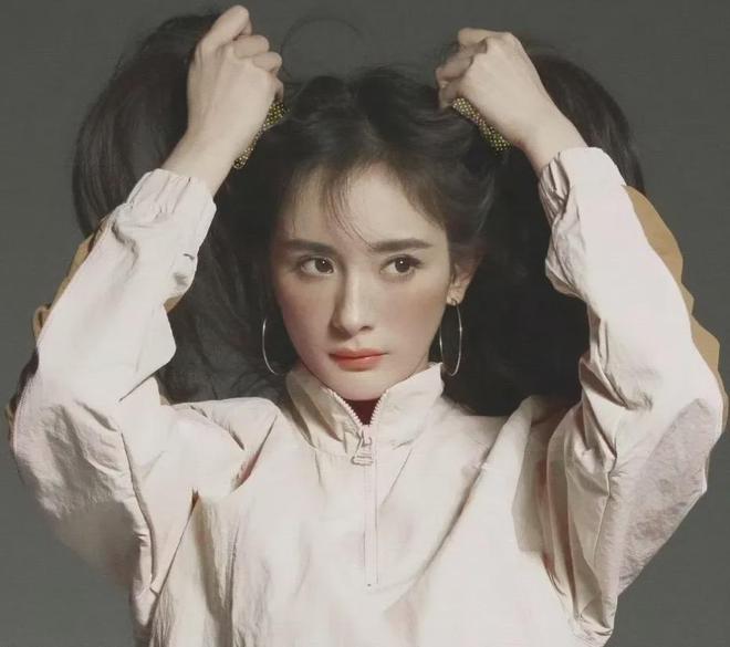 杨幂到底怎么了？非要在大众雷点蹦迪，吃十几块的饭上热搜又翻车