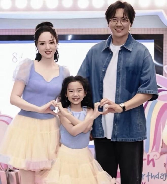 董璇与张维伊结婚原因被扒！男方符合她的要求，女儿热情捧场后爸