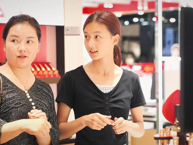 河南妹妹七七撞脸张柏芝宋祖儿杨颖，会成内娱新顶流吗？悬念待解