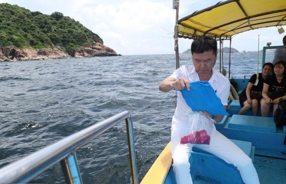 艾威海葬娇妻Lisa，因游泳相识以海葬告别，骨灰不慎整袋落海中