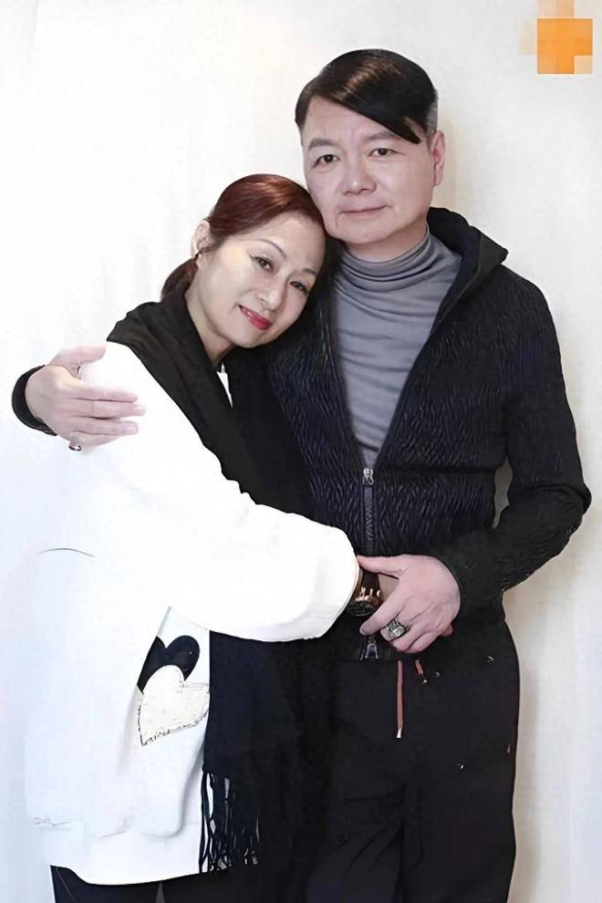 艾威海葬娇妻Lisa，因游泳相识以海葬告别，骨灰不慎整袋落海中