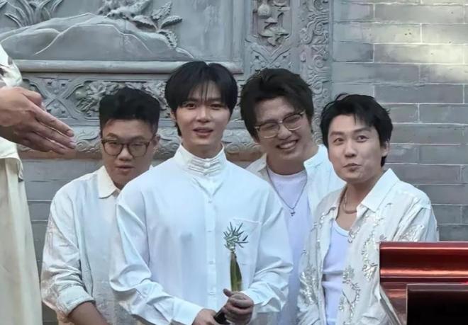董璇二婚也不含糊！圈内明星出席，连换两套礼服，伴郎团全喜剧人