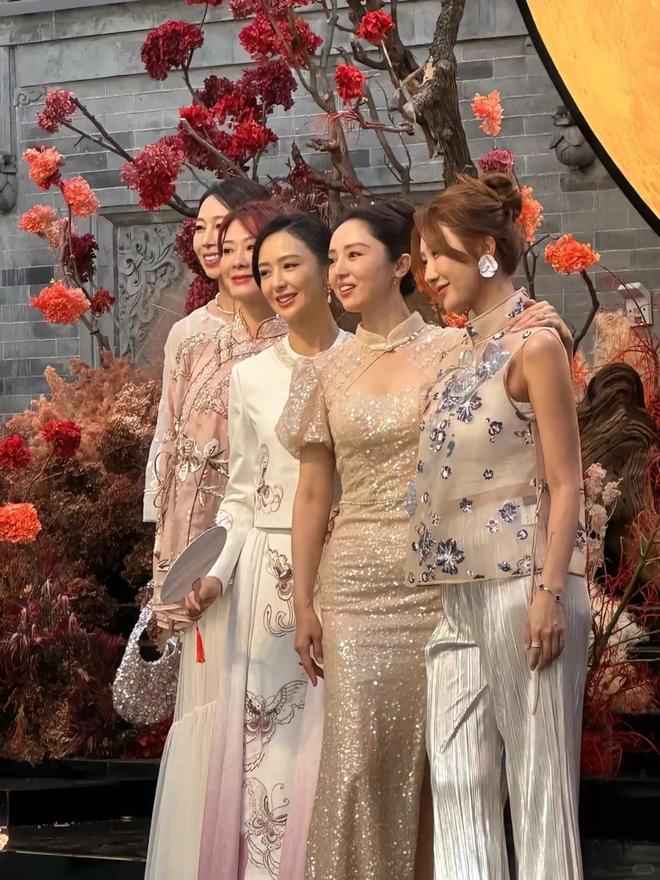 董璇二婚也不含糊！圈内明星出席，连换两套礼服，伴郎团全喜剧人