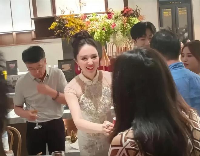 董璇二婚也不含糊！圈内明星出席，连换两套礼服，伴郎团全喜剧人