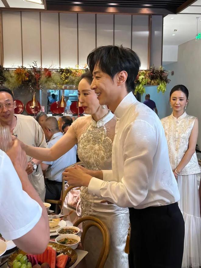 董璇二婚也不含糊！圈内明星出席，连换两套礼服，伴郎团全喜剧人