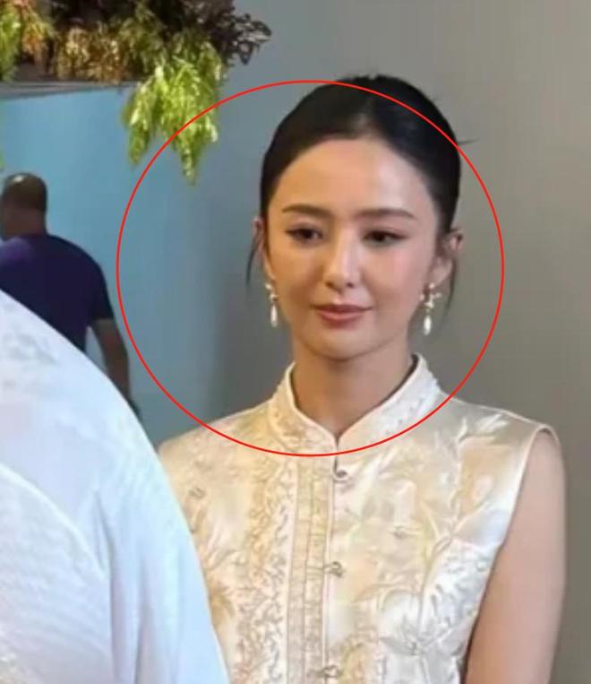 董璇二婚也不含糊！圈内明星出席，连换两套礼服，伴郎团全喜剧人