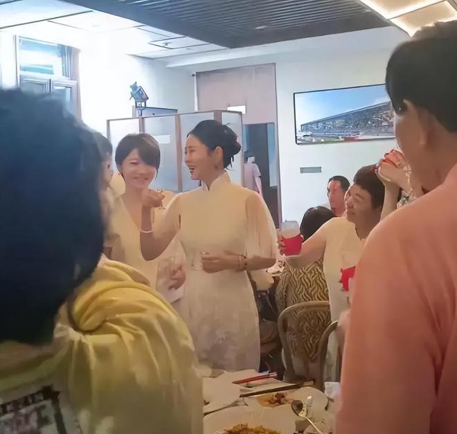 董璇二婚也不含糊！圈内明星出席，连换两套礼服，伴郎团全喜剧人