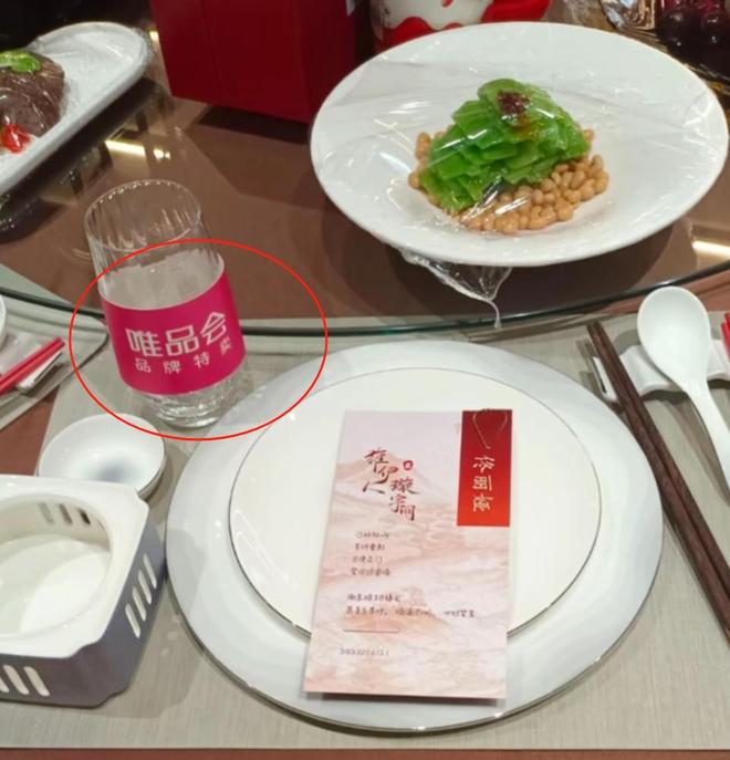 董璇二婚也不含糊！圈内明星出席，连换两套礼服，伴郎团全喜剧人