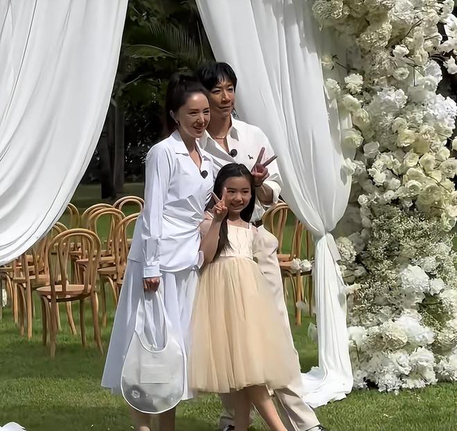 董璇二婚也不含糊！圈内明星出席，连换两套礼服，伴郎团全喜剧人