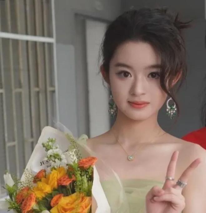 黄杨钿甜评论区又沦陷了！业内曝她晒假货很难混圈，网友坚持抵制
