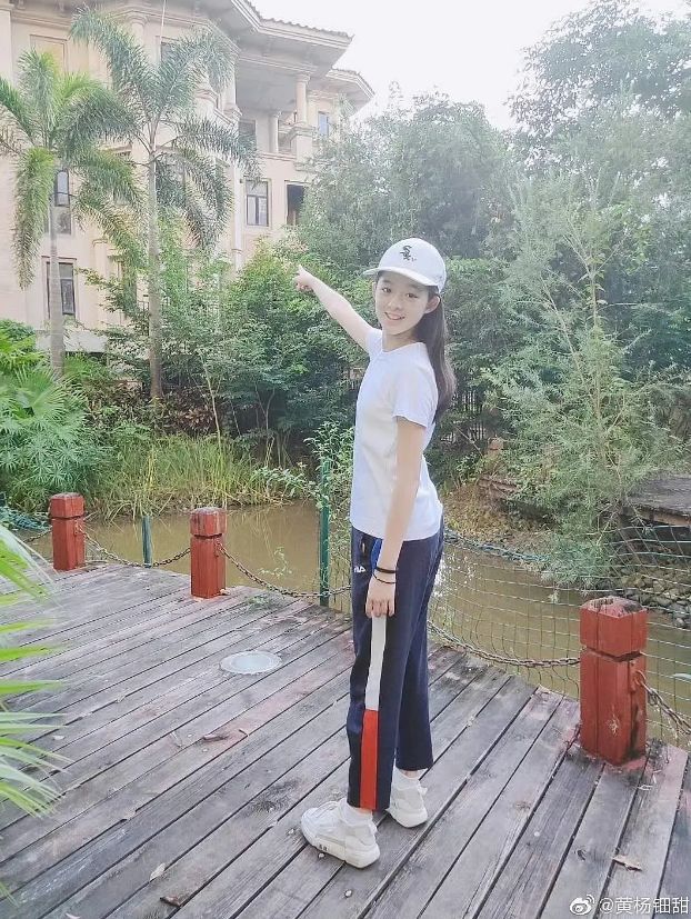 黄杨钿甜评论区又沦陷了！业内曝她晒假货很难混圈，网友坚持抵制