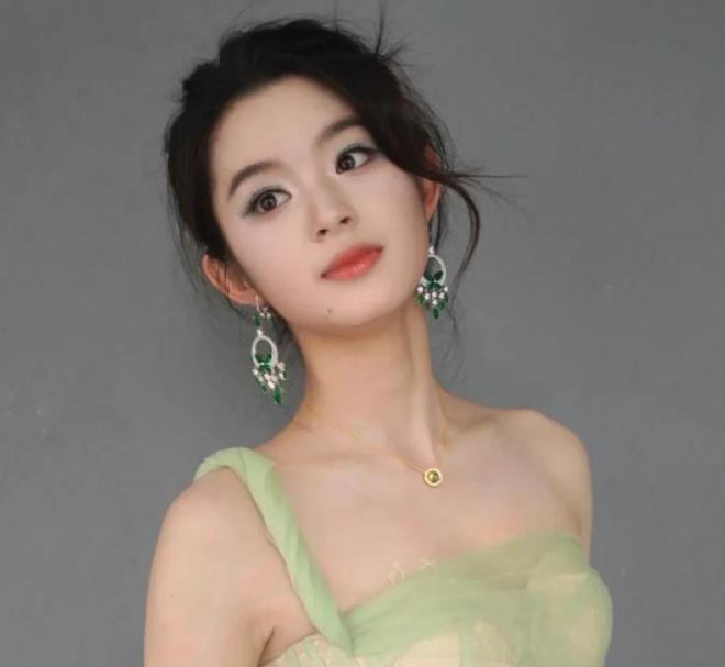 黄杨钿甜母亲发声！称耳环是好友相送价值几百块，不知是大牌仿品